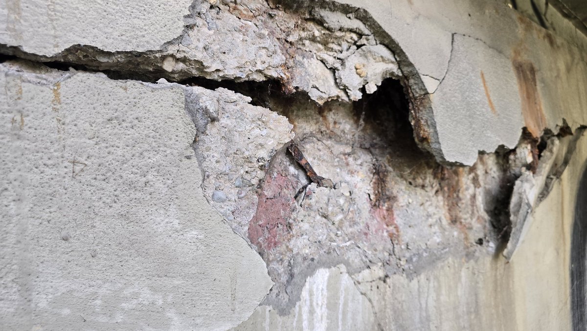 Upravo sam ispod jednog nadvožnjaka u Beogradu zabeležio ovo!

O problemu sam istog momenta obavestio ministarku, gospođu Aleksandru Sofronijević.