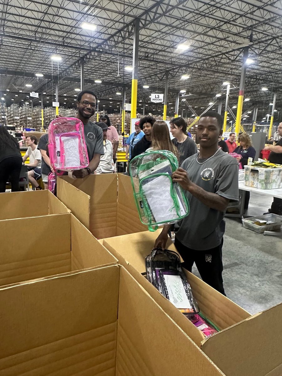 MMULSTL's tweet image. The Urban League @ULSTL thanks World Wide Technology and the United Way of Greater St. Louis for their constant support of our programs! Both organizations have helped us from the very beginning! Over 1,000 WWT Employees volunteered to put together over 2,400 book bags and…