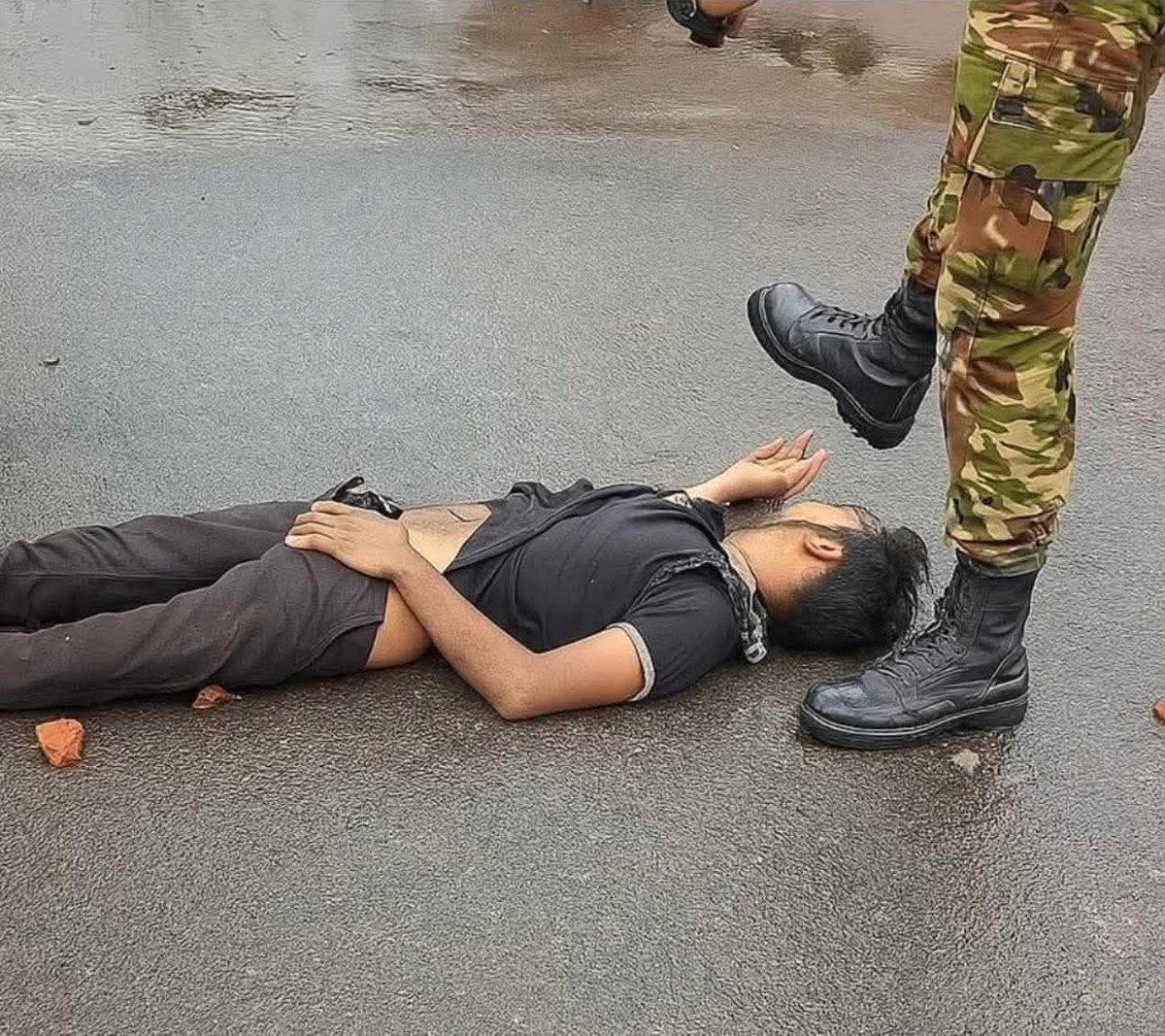 meditatedarif's tweet photo. Shame Bangladesh Army Shame! 

@UN @UNHumanRights please save Bangladesh people from Yunus's Army. https://t.co/5NAKUoToAt