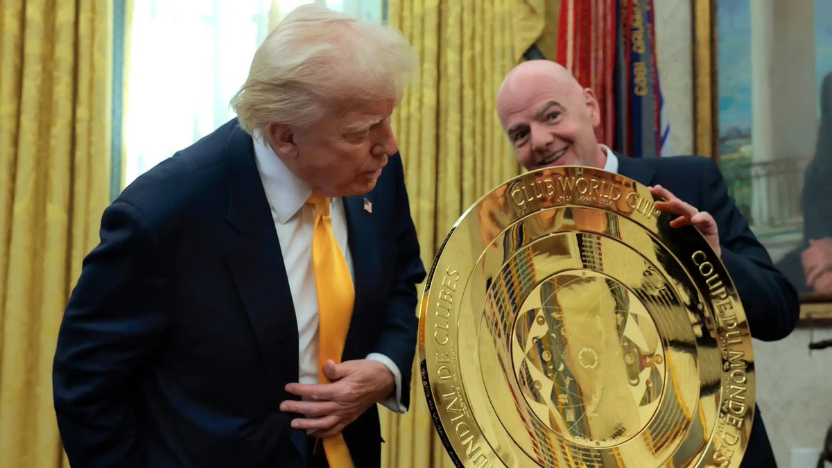 ZZiliani's tweet photo. L'ultima dal Mondiale per club. Nella sala trofei del Chelsea è finita una copia del trofeo: l'originale disegnato da Tiffany Infantino l'ha regalato indovinate a chi? A Donald Trump
Non solo il presidente USA ha rovinato il rito della coppa alzata al cielo mischiandosi nel gruppo degli allibiti giocatori inglesi; non solo abbiamo assistito all'indegna sfilata degli juventini allo Studio Ovale muti e inebetiti di fronte agli sproloqui del presidente spara dazi; ma oggi sappiamo che lo storico trofeo dello storico torneo FIFA non ce l'ha il Chelsea, ce l'ha Trump

So bene che nessuno perderà tempo a occuparsi e commentare il fatto; e allora lo faccio io già mettendo in conto che ci sarà chi dirà: “Ecco Ziliani che pur di sparare sul Mondiale per club ne inventa un’altra delle sue”. In realtà, per dire cosa sia stato il nuovo torneo inaugurato tra giugno e luglio negli USA dalla FIFA non c’è bisogno di inventare niente: basta e avanza quel che combina la FIFA, o meglio il suo presidente e satrapo Gianni Infantino. Che come se non ne avesse già combinate più di Bertoldo è riuscito nell’impresa, a suo modo memorabile, di chiudere la baracconata consegnando al Chelsea, il club vincitore del torneo, non l’originale ma una copia del trofeo placcato in oro 24 carati e disegnato su commissione da Tiffany & Co.: un trofeo con intricate iscrizioni incise a laser che illustrano e raccontano la storia del gioco del calcio.

“Le iscrizioni - si legge nel sito della FIFA - includono una mappa del mondo e i nomi di tutte le 211 associazioni affiliate alla FIFA e delle sei confederazioni che rappresentano la diversità geografica e culturale di questo sport. Il disco centrale del trofeo mostra una serie di icone che catturano le tradizioni del calcio, tra cui simboli di stadi e attrezzature e una mappa del mondo. Il trofeo presenta anche incisioni in 13 lingue e Braille, evidenziando ulteriormente lo spirito inclusivo del calcio globale e garantendo che l'eredità del torneo sia accessibile a un pubblico eterogeneo in tutto il mondo. È disponibile spazio per incidere al laser gli emblemi dei club vincitori per 24 edizioni del torneo. Inoltre, il trofeo può trasformarsi da uno scudo in una struttura multiforme e orbitale, un design adattabile che stabilisce una potente struttura visiva”.

Tutto molto bello, per dirla alla Pizzul. Peccato però che al Chelsea sia stata consegnata una copia del trofeo e che l’originale faccia bella vista di sè sapete dove? Nello Studio Ovale della Casa Bianca donato a Trump dall’untuoso Infantino che avendo in programma negli USA anche il Mondiale per nazionali del 2026 sarebbe disposto a fare lo sguattero in casa Trump per un anno intero lavando i piatti e rifacendo il letto anche a Melania pur di non perdere le grazie e i favori del presidente USA.

E insomma: non solo abbiamo dovuto assistere, la notte del 14 luglio, all’indegna scena dell’allibito capitano del Chelsea James costretto, al momento della premiazione, a sollevare al cielo il trofeo - o meglio, la copia del trofeo - avendo al suo fianco Trump che nascondeva alle sue spalle Palmer e gli altri compagni di squadra tra lo sbigottimento di tutti; non solo avevamo dovuto assistere all’oscena sfilata dei giocatori della Juventus portati da Infantino e Elkann a mo’ di ostaggi (sembravano prigionieri di Guantanamo) nello Studio Ovale ad assistere muti e interdetti agli sproloqui di Trump su conflitto tra Israele e Iran, immigrazione, atleti transgender, il tutto innaffiato da una spruzzata di elogi a John Elkann definito “grande uomo d'affari” espressione di una “stirpe di vincitori” (lo ha detto veramente); non solo abbiamo dovuto sorbirci questa e altre sbobbe; ma adesso sappiamo che lo storico trofeo del leggendario nuovo torneo FIFA non si trova custodito nella sala trofei del club vincitore, il Chelsea, ma fa capolino nello Studio Ovale della Casa Bianca per il sollazzo del presidente spara missili, spara dazi e spara bufale Donald Trump.

Da Sportmediaset di ieri: “Secondo quanto raccontato dallo stesso Trump, l'originale del trofeo gli sarebbe stato consegnato prima dell'inizio della competizione per custodirla nello Studio Ovale della Casa Bianca. "Quando venite a ritirarlo?", ha poi chiesto Donald a Infantino, con la risposta del presidente FIFA che ha spiazzato tutti: "Puoi tenerlo per sempre”.

Dal favoloso mondo di Infantino è tutto: appuntamento all’estate prossima per il Mondiale per nazionali con Trump centravanti USA. Il pallone per allenarsi gliel’ha già dato Infantino.

P.S. Se l'articolo ti è piaciuto e sai che non avresti potuto leggerlo su nessuno dei cosiddetti media istituzionali, ti invito a visitare il mio account "Palla Avvelenata" su Substack  
https://t.co/l4gP5JEXPE  
e a valutare la possibilità di abbonarti. Con 6 euro al mese o 60 all'anno mi sosterresti in questo mio lavoro di giornalismo-verità e avresti ogni giorno una buona lettura e un'informazione libera che nessuno ti dà, anzi che spesso ti viene nascosta