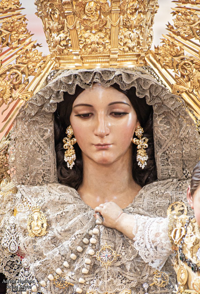 Besaescapulario Carmen Coronada.

#cofradiasmlg #Málaga #CarmenCoronada