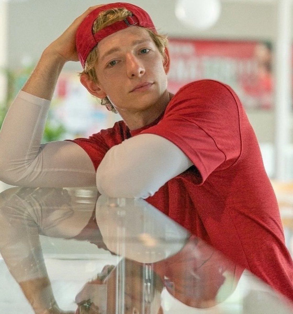 pyoiqu's tweet image. Everyday I regret not going as Art Donaldson for Halloween cause if I dyed my hair and got the fit I would’ve pulled it off