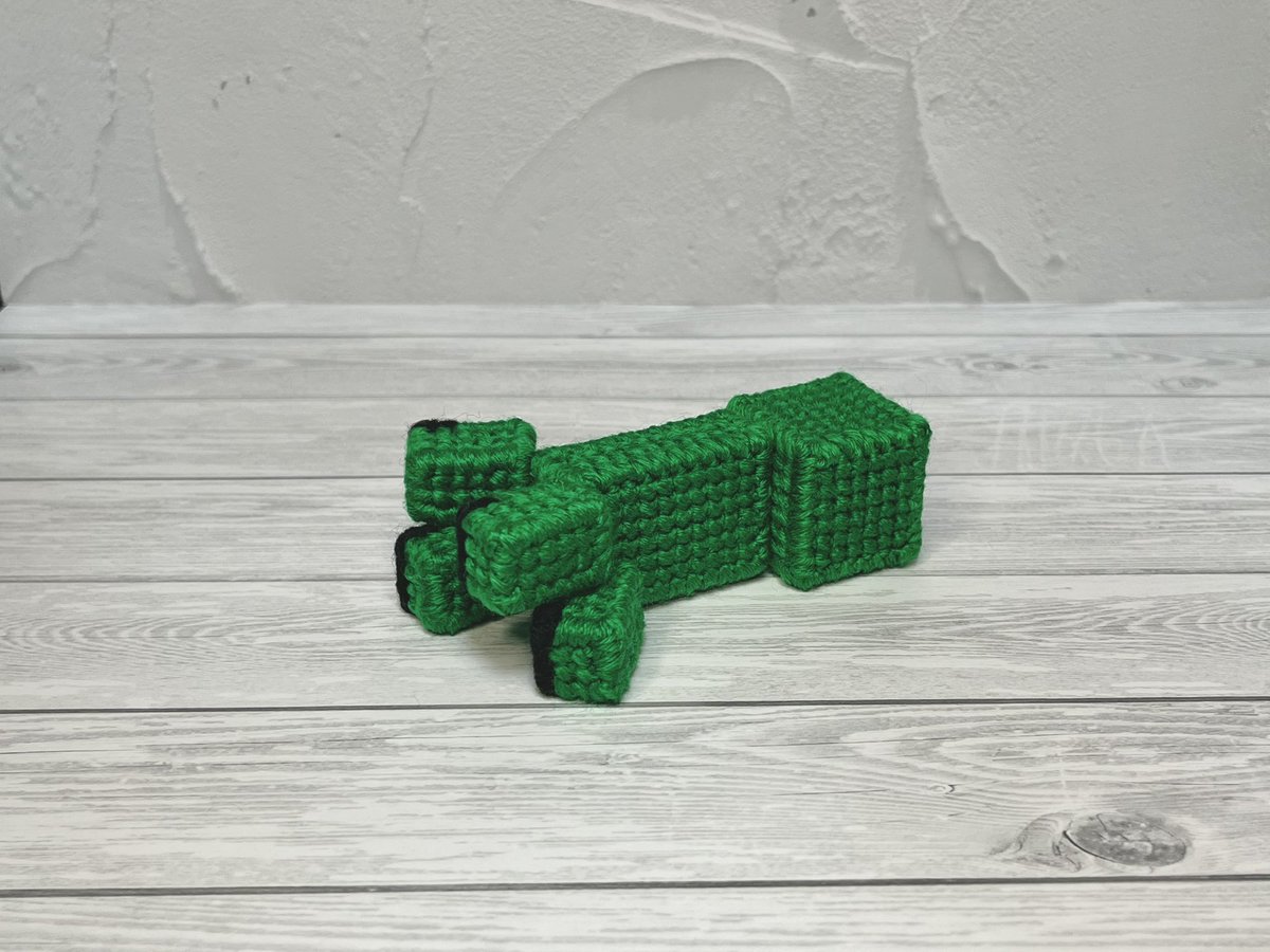 クリーパーを作りました！
プラスチックキャンバスを用いています。

メキシコのクリエイター Catartist様の動画を参考に作りました。
作り方の動画の詳細はツリーに記載しています
 #マイクラ #クリーパー