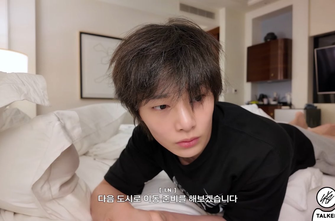 innieveneta's tweet photo. jeongin’s bed hair 🤏 https://t.co/KHqk4z5KKE