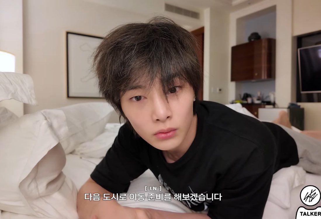 innieveneta's tweet photo. jeongin’s bed hair 🤏 https://t.co/KHqk4z5KKE