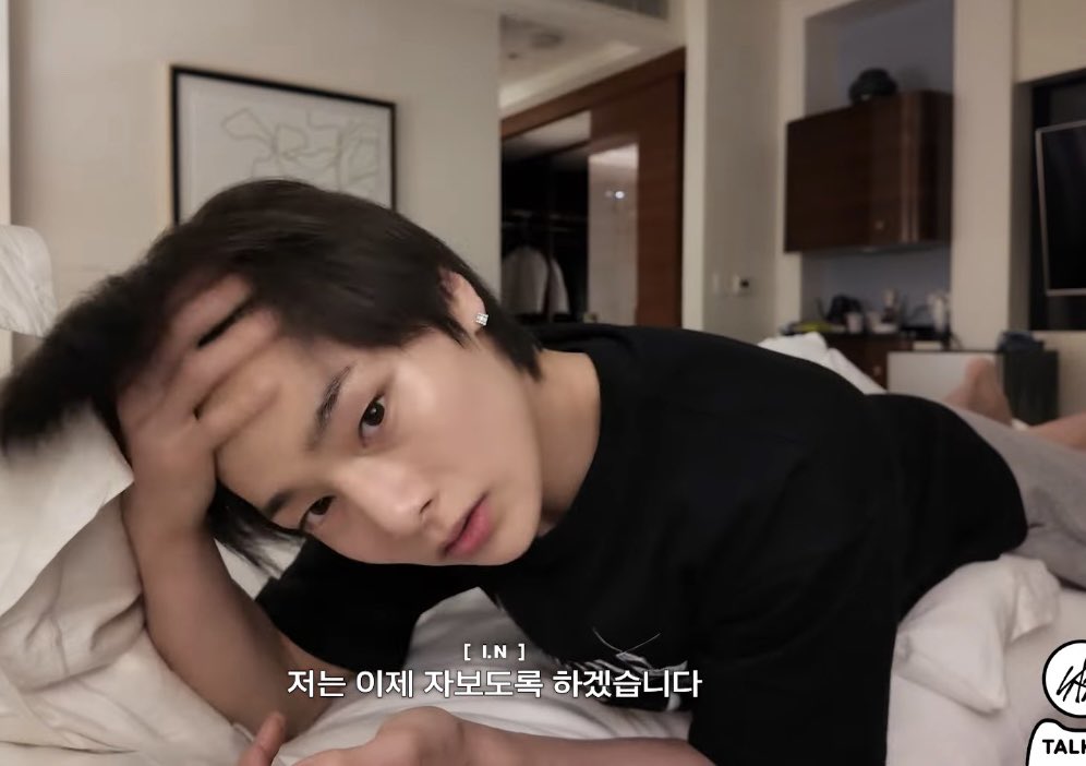 innieveneta's tweet photo. jeongin’s bed hair 🤏 https://t.co/KHqk4z5KKE