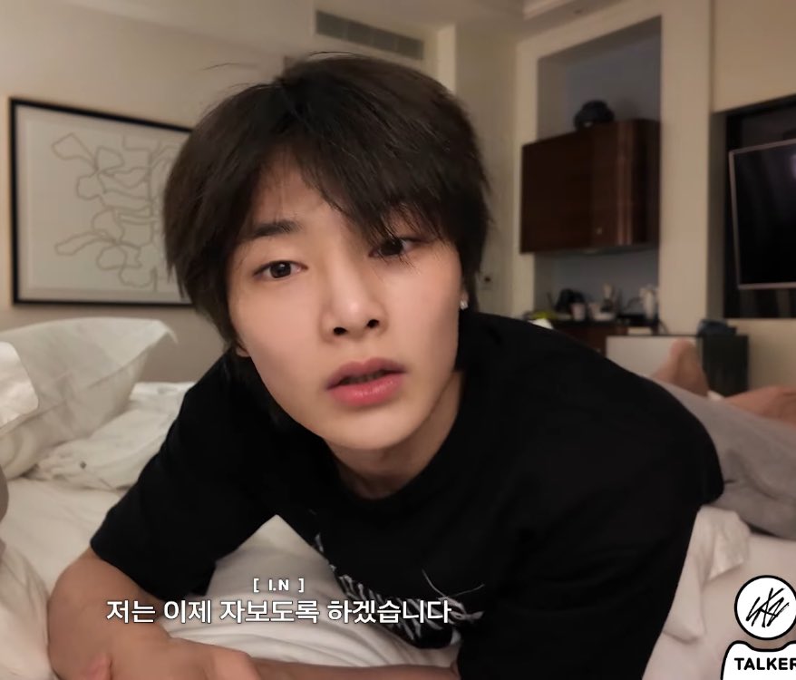 innieveneta's tweet photo. jeongin’s bed hair 🤏 https://t.co/KHqk4z5KKE