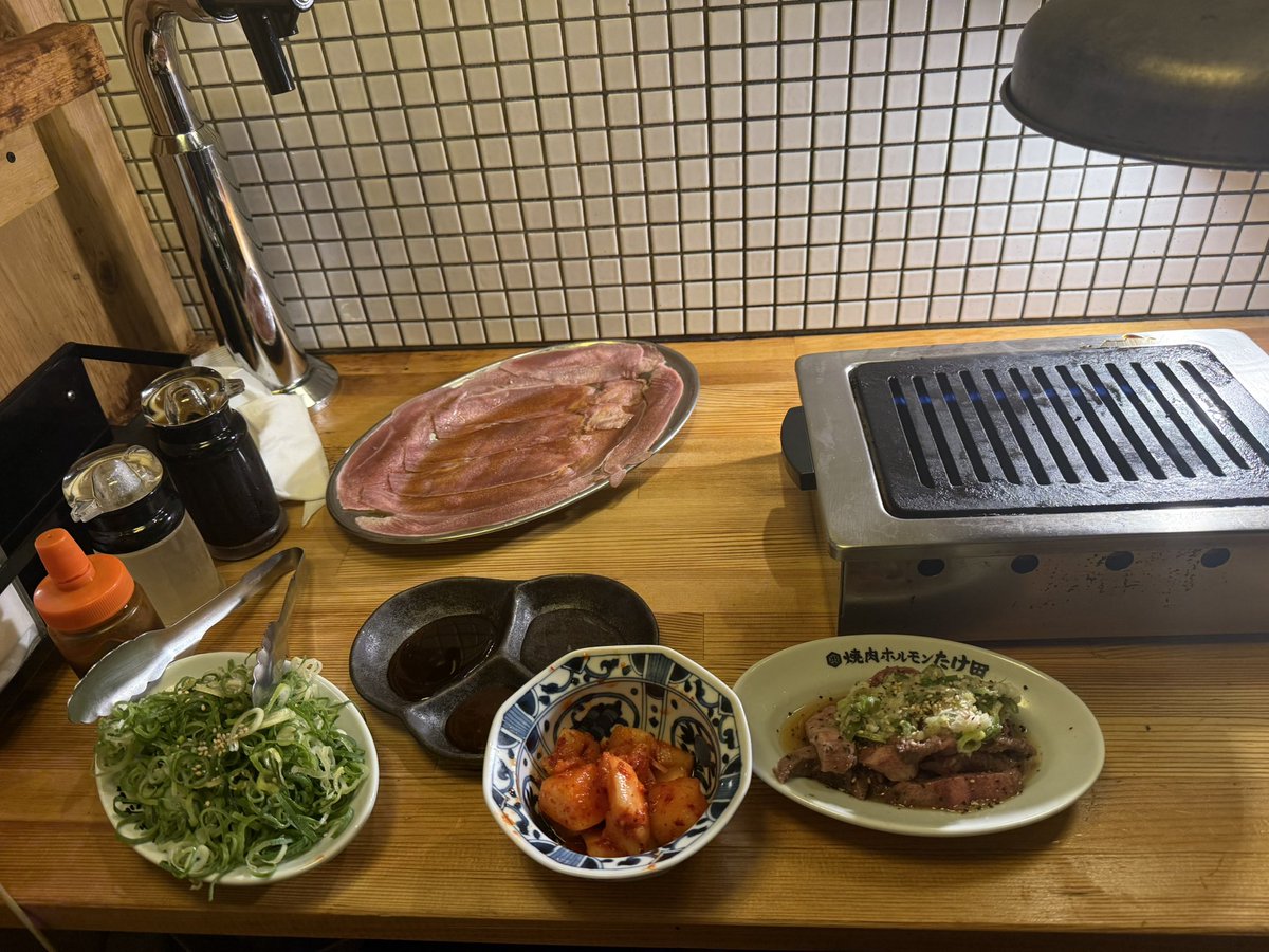 jackller's tweet image. 明日からシンガポールなので1人焼肉へ( ･ㅂ･)و ̑̑