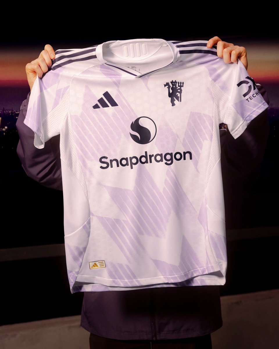 ManUtd_Es's tweet photo. United, donde sea que vayamos 😈🖤

Ya está disponible nuestra nueva camiseta alternativa de @adidasFootball 🤍 https://t.co/CLg7hfu5BP