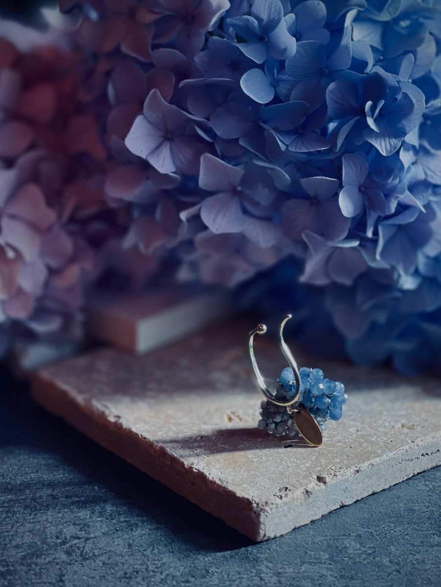 Antique_HCM's tweet photo. ~ La mode~

雨音に寄り添い
耳元に揺れる紫陽花

♎︎Hortensia
【オルテンシア・グラデーションイヤーカフ】
color ：ブルー
紫陽花の艶やかさを表現したイヤーカフ

ご購入はトップのリンクから𓆸

#flowerearcuff
#earcuff
＃イヤーカフ
#hortensia
#オルテンシア
#紫陽花 https://t.co/KLeGEsUq2S