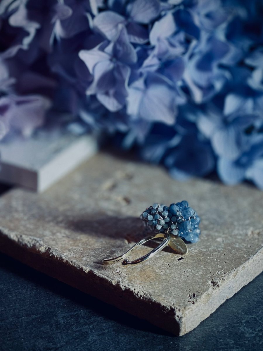 Antique_HCM's tweet photo. ~ La mode~

雨音に寄り添い
耳元に揺れる紫陽花

♎︎Hortensia
【オルテンシア・グラデーションイヤーカフ】
color ：ブルー
紫陽花の艶やかさを表現したイヤーカフ

ご購入はトップのリンクから𓆸

#flowerearcuff
#earcuff
＃イヤーカフ
#hortensia
#オルテンシア
#紫陽花 https://t.co/KLeGEsUq2S