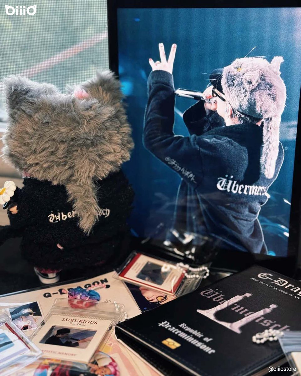 oiiiostore's tweet photo. That moment—when GD raised both hands, the whole world held its breath.
And now… Labubu stands in quiet tribute. @oiiiostore

#GDragon #Übermensch #GDStyle #LabubuMood #oiiiostore https://t.co/RoM622zvGz