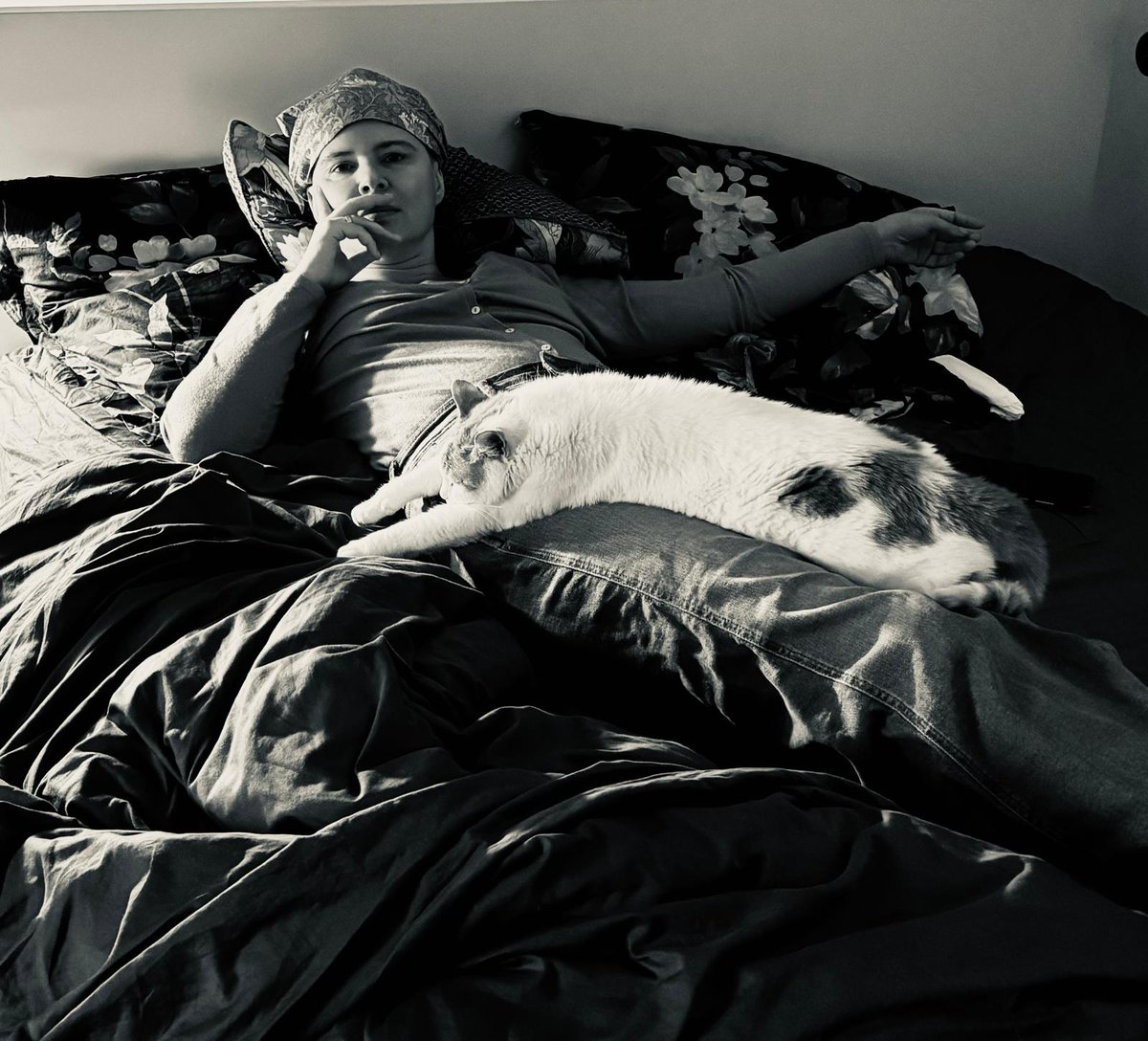 al_bonnel's tweet image. Depuis mon lit, affaiblie mais pas vaincue, je pense à vous.
La fatigue m’enlace, elle est tenace et insistante mais ma volonté ne plie pas. Je me bats avec l'impatience de vous retrouver.
Ce que je traverse n’est qu’une parenthèse.
Bientôt, je tournerai la page et nous écrirons…