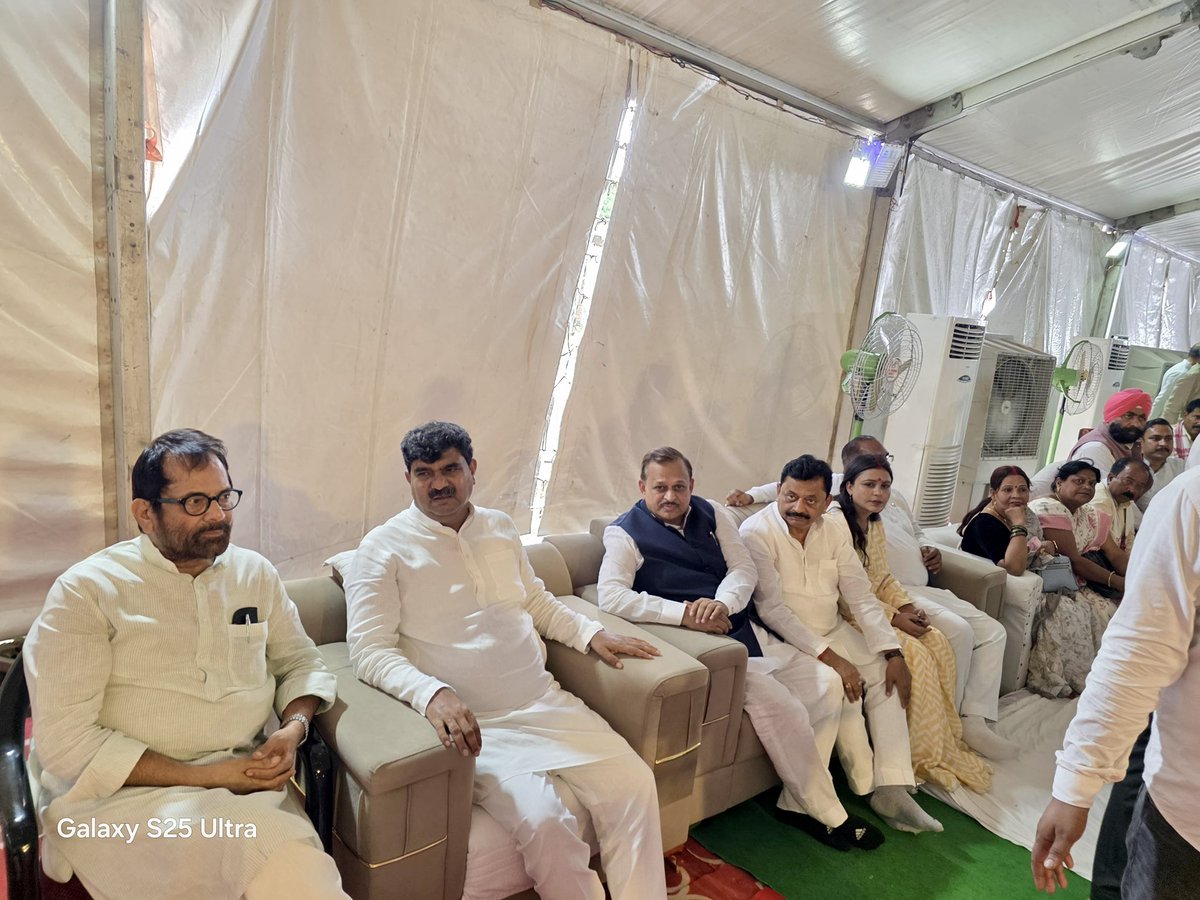 Vijay Kumar Dubey (Modi Ka Parivar) (@vijaydubeybjp) on Twitter photo भाजपा उत्तर प्रदेश के मा० प्रदेश महामंत्री (संगठन) श्री <a href="/idharampalsingh/">Dharampal Singh</a> जी की पूज्य माताजी के निधन के बाद आज बिजनौर स्थित उनके आवास पहुँचकर पुष्पांजलि अर्पित कर श्रद्धांजलि दी।
ईश्वर दिवंगत आत्मा को अपने श्रीचरणों में स्थान दें व परिवार को इस दुःख को सहने की शक्ति प्रदान करें। भाजपा उत्तर प्रदेश के मा० प्रदेश महामंत्री (संगठन) श्री <a href="/idharampalsingh/">Dharampal Singh</a> जी की पूज्य माताजी के निधन के बाद आज बिजनौर स्थित उनके आवास पहुँचकर पुष्पांजलि अर्पित कर श्रद्धांजलि दी।
ईश्वर दिवंगत आत्मा को अपने श्रीचरणों में स्थान दें व परिवार को इस दुःख को सहने की शक्ति प्रदान करें।