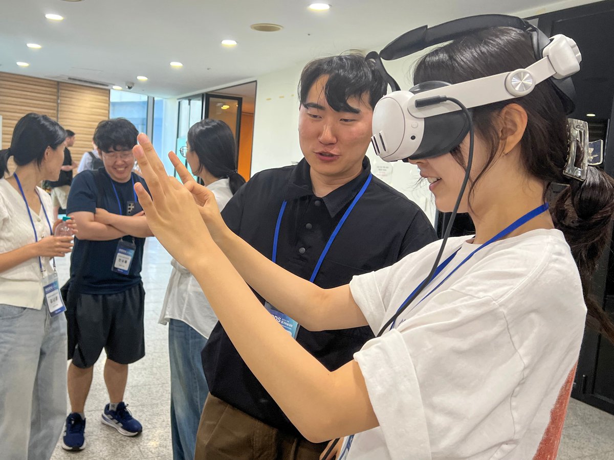 sketchlabkaist's tweet image. On Jul 3, Donghyeok and Dr. Junyup Lee presented our protein VR tech to the synthetic biology community for the first time at the 2025 Summer KIDDS. Honored to receive an Outstanding Poster Award, and the enthusiastic response confirmed we’re addressing real needs in the field 🧬