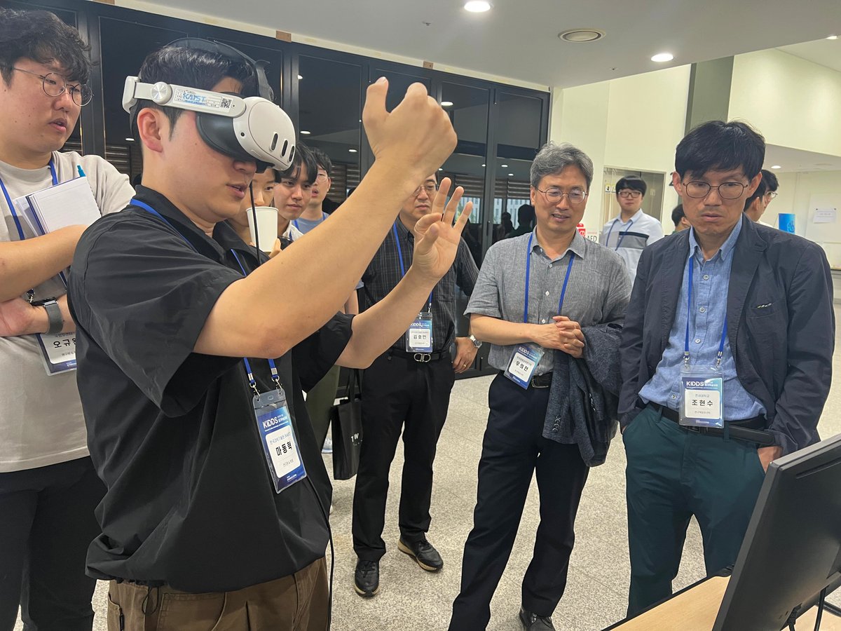 sketchlabkaist's tweet image. On Jul 3, Donghyeok and Dr. Junyup Lee presented our protein VR tech to the synthetic biology community for the first time at the 2025 Summer KIDDS. Honored to receive an Outstanding Poster Award, and the enthusiastic response confirmed we’re addressing real needs in the field 🧬