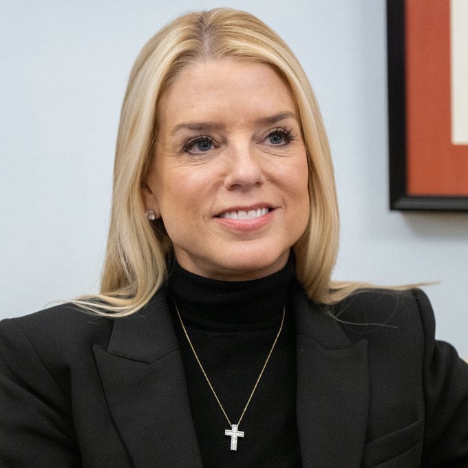 🚨Should Karoline Leavitt and Pam Bondi continue wearing the cross in public?

YES or NO?

If YES, I want to follow you back! 🇺🇸