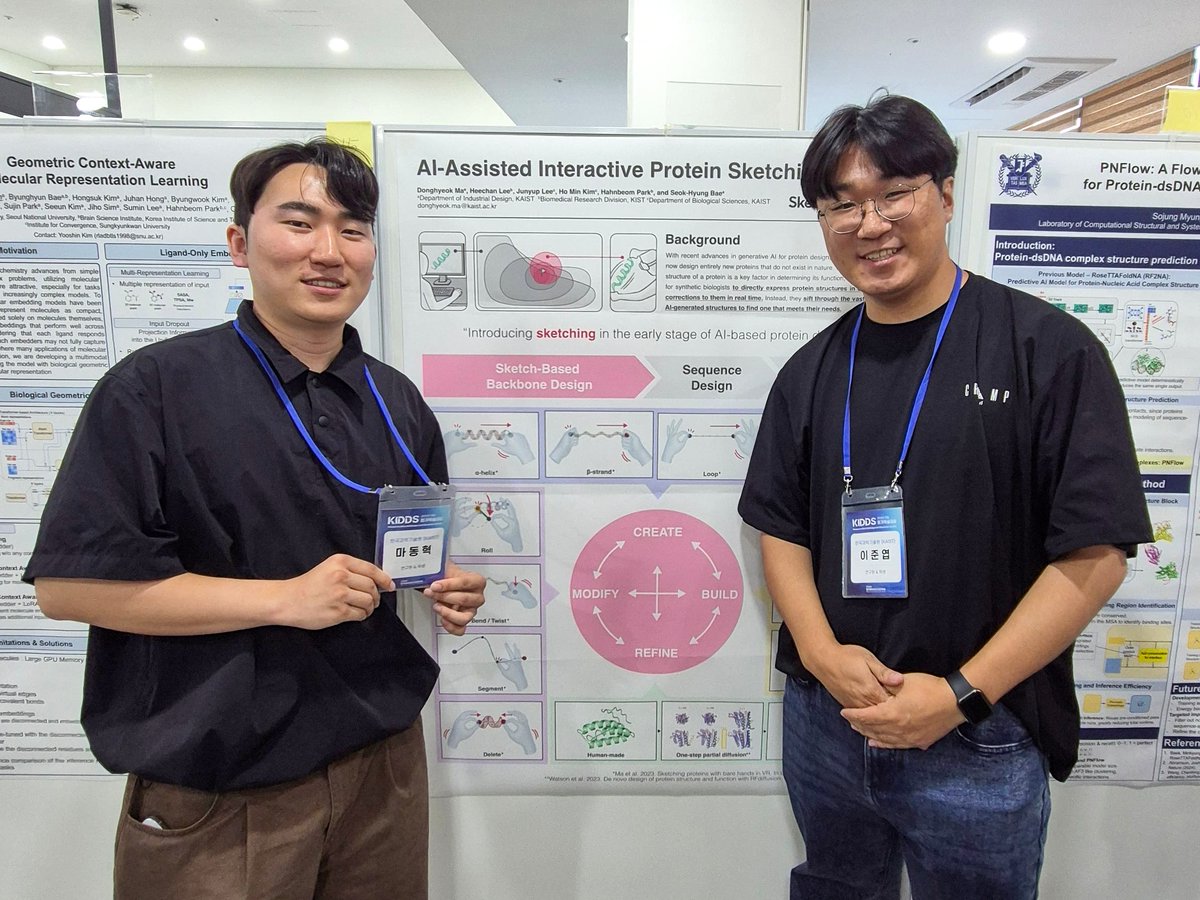 sketchlabkaist's tweet image. On Jul 3, Donghyeok and Dr. Junyup Lee presented our protein VR tech to the synthetic biology community for the first time at the 2025 Summer KIDDS. Honored to receive an Outstanding Poster Award, and the enthusiastic response confirmed we’re addressing real needs in the field 🧬