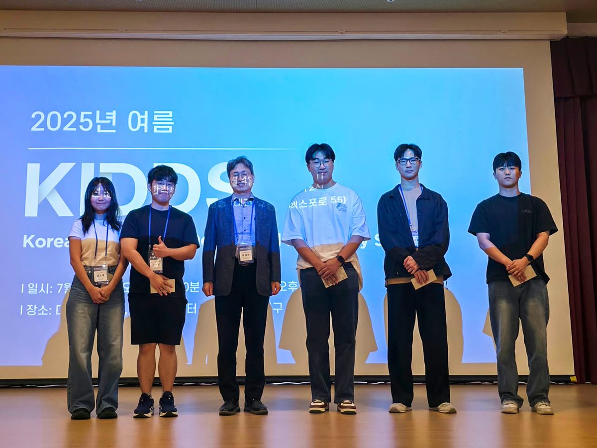 sketchlabkaist's tweet image. On Jul 3, Donghyeok and Dr. Junyup Lee presented our protein VR tech to the synthetic biology community for the first time at the 2025 Summer KIDDS. Honored to receive an Outstanding Poster Award, and the enthusiastic response confirmed we’re addressing real needs in the field 🧬