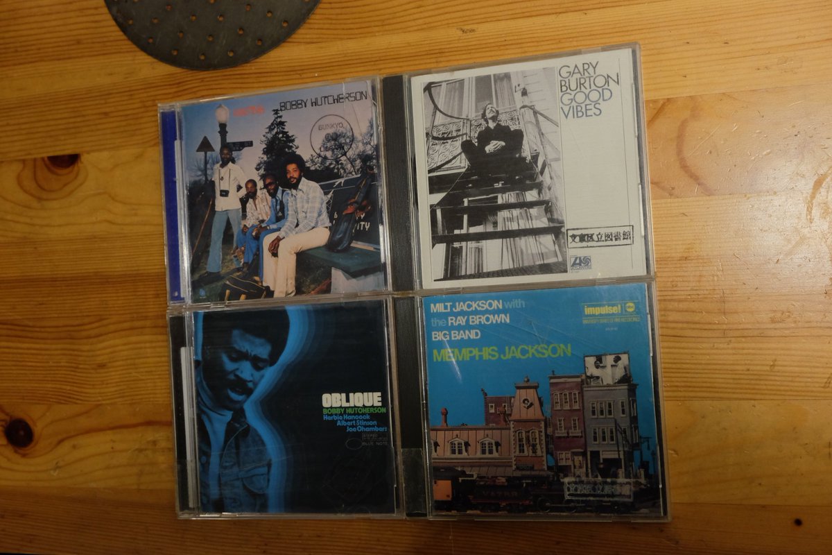 PEAKOFNORMAL's tweet image. ジャズの、スイングとか、咽び泣くようなサックスやトランペットが全く理解できなかったが、鉄琴やフルートの奏者が60年代以降にロックのリズムを取り入れた直線的な曲なら篠笛と金物を鳴らす祭囃子感覚で聴けると分かり、そういったド腐れ外道フィーリングでの聴取を始めた。