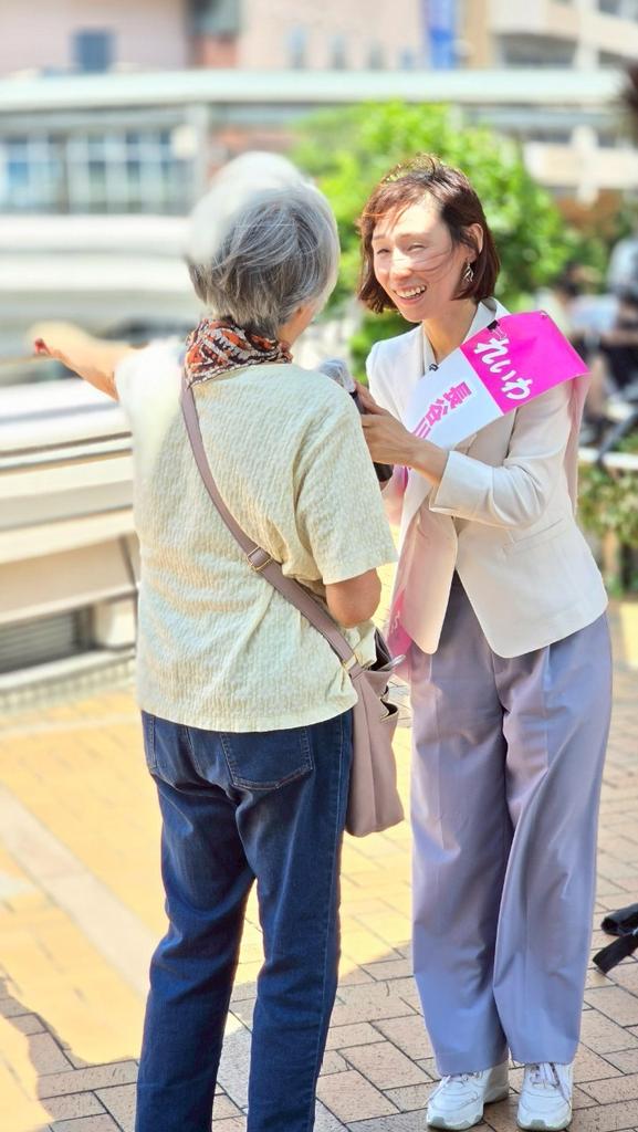 uikohasegawa's tweet image. 生駒駅で女性が「会いたかったんや。よく来てくれた！あんたに入れたからね！」とすごく応援してくれました。私も感極まって涙が出ました。最後はハグしました。本当に嬉しかった。応援してくれる人、ひとりひとりに会うため、最後までコツコツ回ります。
#長谷川ういこ #れいわ新選組 #比例はういこ