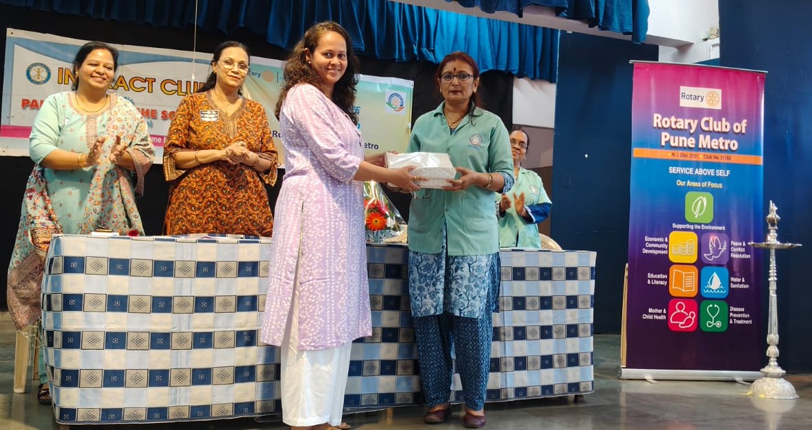 RotaryPuneMetro's tweet photo. 2nd Interact Club Installation Ceremony at Panditrao Agashe School today. The new Board of Directors took over with zest. RCPM Pres Dr. Madhavi emphasized importance of Club in students' lives and inter-genrational connection via club. RCPM gifted handpicked books to the school. https://t.co/kvyiygrknG