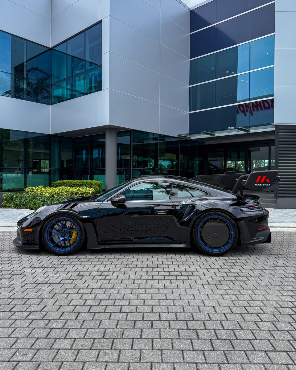 KFLETCH___'s tweet image. Wednesdays are for Batman’s GT3RS. Another Manthey Racing 992 today. Black/Black/Blue