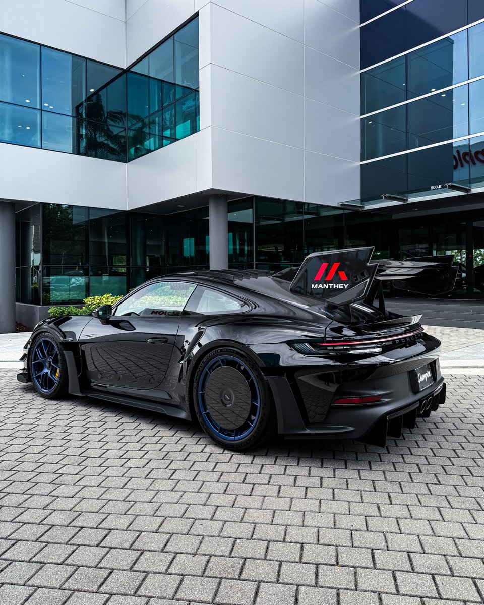 KFLETCH___'s tweet image. Wednesdays are for Batman’s GT3RS. Another Manthey Racing 992 today. Black/Black/Blue