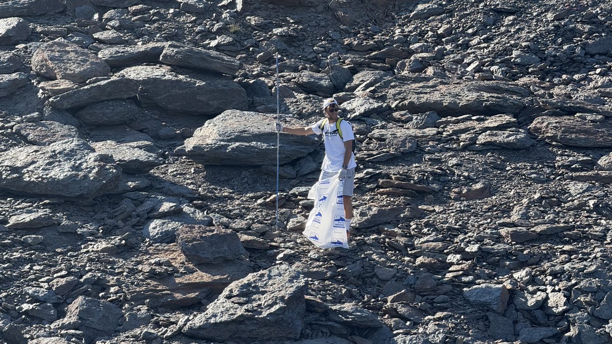 Muy agradecidos a todos los colectivos y voluntarios participantes en la jornada de recogida de residuos en el área esquiable 🙏
.
+ ℹ️ sierranevada.es/es/medianet/bl…
.
#SierraNevada #MedioAmbiente #NoDejesHuella