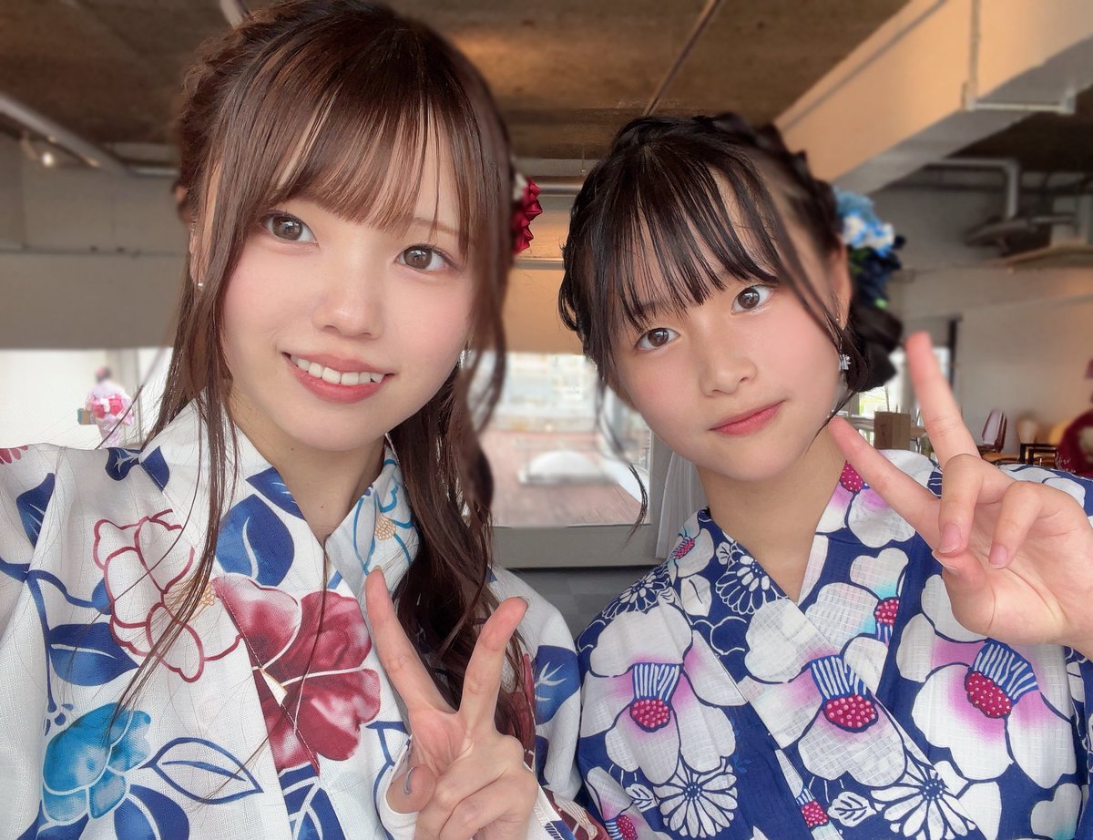 こんばんは♪♪

この間研究生のみゆちゃんと写真撮ったよ♡

みゆちゃんと浴衣の柄がちょっとだけ似てて
色ちがいみたいだったよー🌟

浴衣のみゆちゃんとってもお姉さんで
めっちゃ似合ってた〜🥰

#フロラフィア