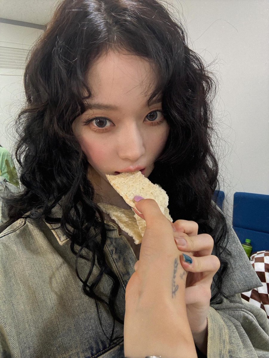 kwwiinkaalllpls's tweet image. 김믽정의 애착감자 유지믽
잔뜩 토라지다.

앙냥냥..                                              (에..)