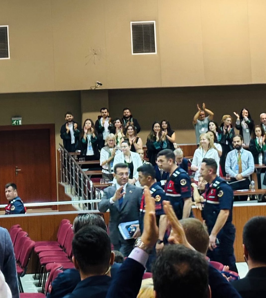 efeeakdasss's tweet photo. Son sözüm şu; ben bir kişi için tehdidim. Ben tehdit etmem, millet tehdit eder. 
Saygılarımla. https://t.co/BPaKYxmhhy
