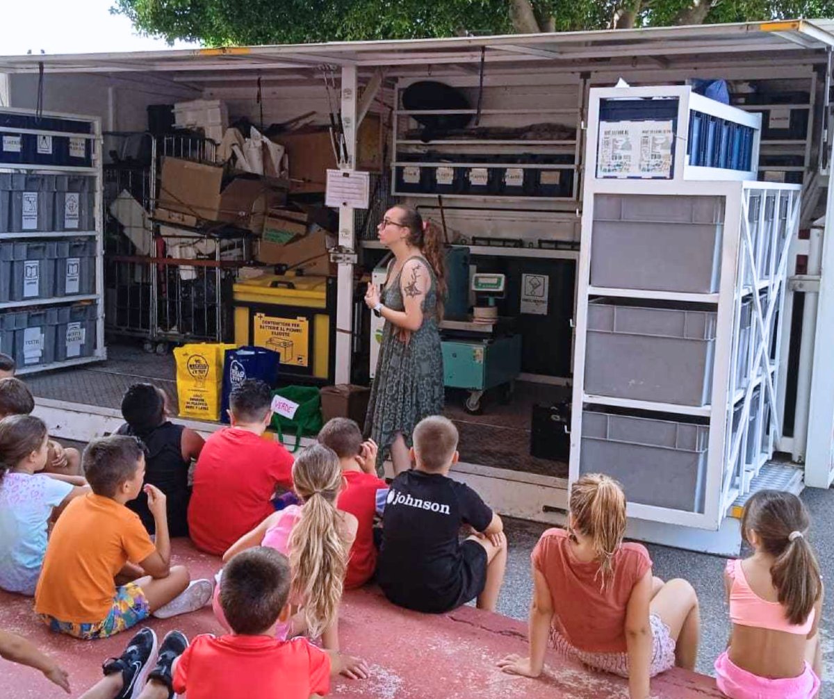 Qué bien lo hemos pasado hoy. 🚛♻️ Los alumnos y alumnas de la escuela de verano de Redován se han acercado a uno de los ecomóviles del Consorcio para conocer estas instalaciones y descubrir por qué es tan importante reciclar.