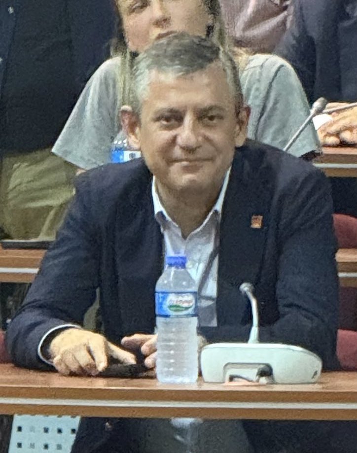 Gururlu bakış.
