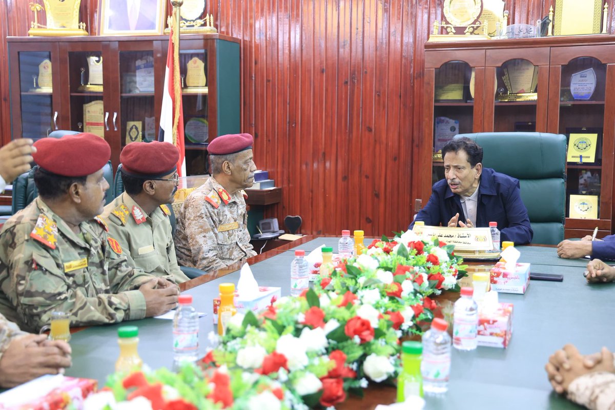 *محافظ المهرة وقائد المنطقة العسكرية الثانية يبحثان مستجدات الأوضاع الأمنية والعسكرية بالمحافظة*

> `المكلا | ١٦ يوليو ٢٠٢٥م | المركز الإعلامي لقيادة المنطقة العسكرية الثانية:`

بحث محافظ محافظة المهرة، رئيس اللجنة الأمنية فيها، محمد علي ياسر، مع قائد المنطقة العسكرية الثانية،