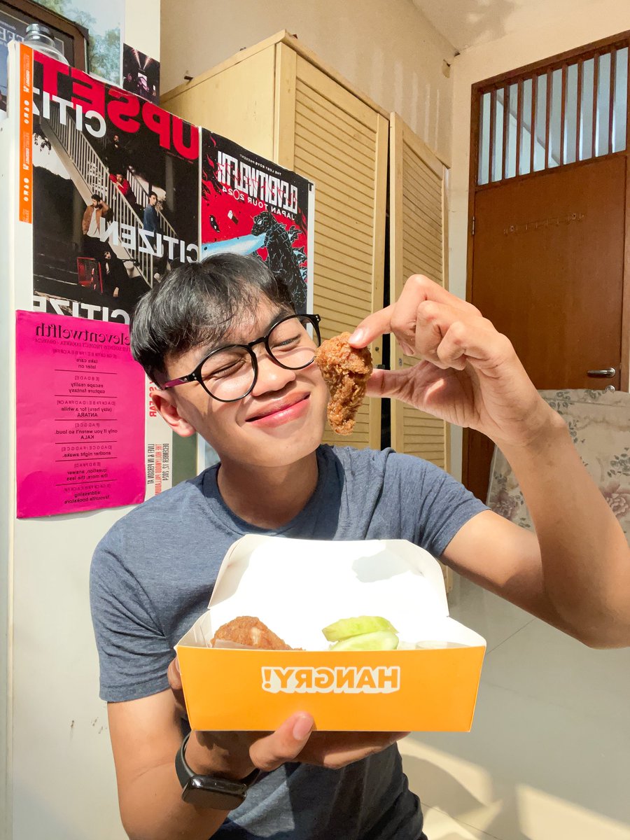 yas (@yasidfaqihudin) on Twitter photo eh km udah pada mam belum???
today aku cobain menu ayam goreng bawang putih dari <a href="/hangry_id/">Hangry Indonesia</a> , rempah ayammya selalu lembut dan meresap, rasa bawangnya gurih banget yg bikin makin enak buat mam km 😋 ( ak mw sepuluh ☝🏻😋 ) komen kl km mw mam sm ak yh ☝🏻😎 eh km udah pada mam belum???
today aku cobain menu ayam goreng bawang putih dari <a href="/hangry_id/">Hangry Indonesia</a> , rempah ayammya selalu lembut dan meresap, rasa bawangnya gurih banget yg bikin makin enak buat mam km 😋 ( ak mw sepuluh ☝🏻😋 ) komen kl km mw mam sm ak yh ☝🏻😎
