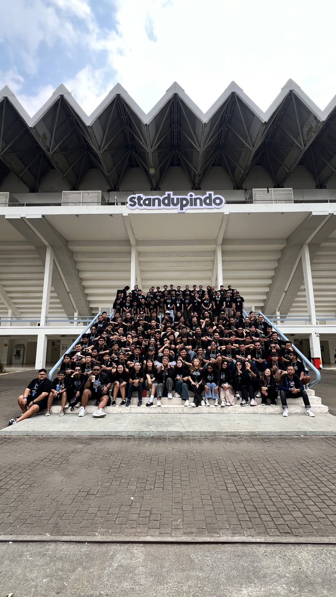 Emang paling enak kerja bareng dengan orang-orang yang paham betul bahwa mereka merupakan wajah dari sebuah acara. 

Tanpa drama, banyak kontribusinya. 

Bukan penampil, tapi berperan penting.

Lovely Crew yang sangat my love banget.

Terima kasih semuanya 🫡

#Standupfest2025