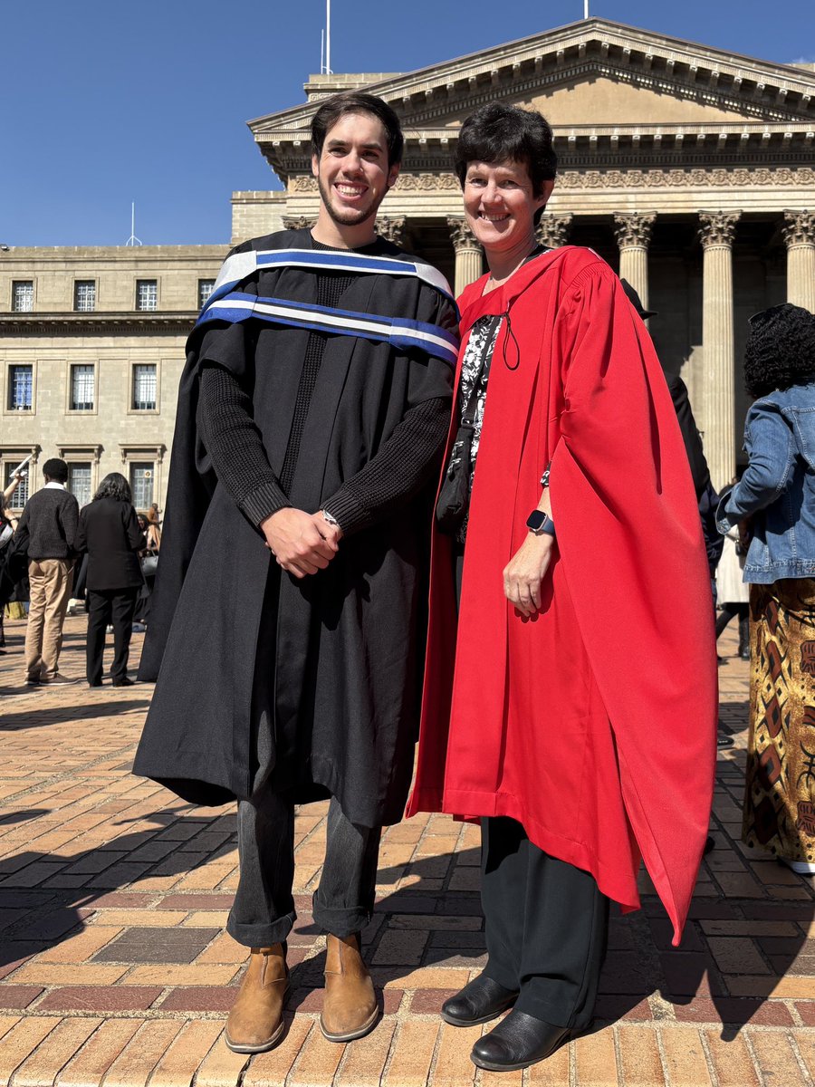 AndreaFuller06's tweet image. Congrats to Daniel on his Masters graduation (with distinction) this morning. Daniel assessed the role of pangolins in the Kalahari ecosystem. #witsie4life @WitsUniversity