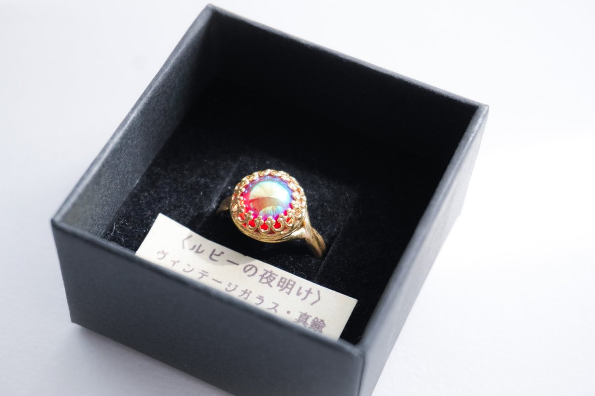 09pomme11's tweet image. クリマの戦利品ラスト!指輪2種💍
Auspiciaさん(@auspicia365)
見た目は青緑っぽいのに角度や光の加減でルビーの様に真っ赤に輝く不思議な指輪✨
1125号室さん(@room_1125)
陶器のような白地に花柄が可愛く描いてあって、さりげない可愛さに惹かれました🌸