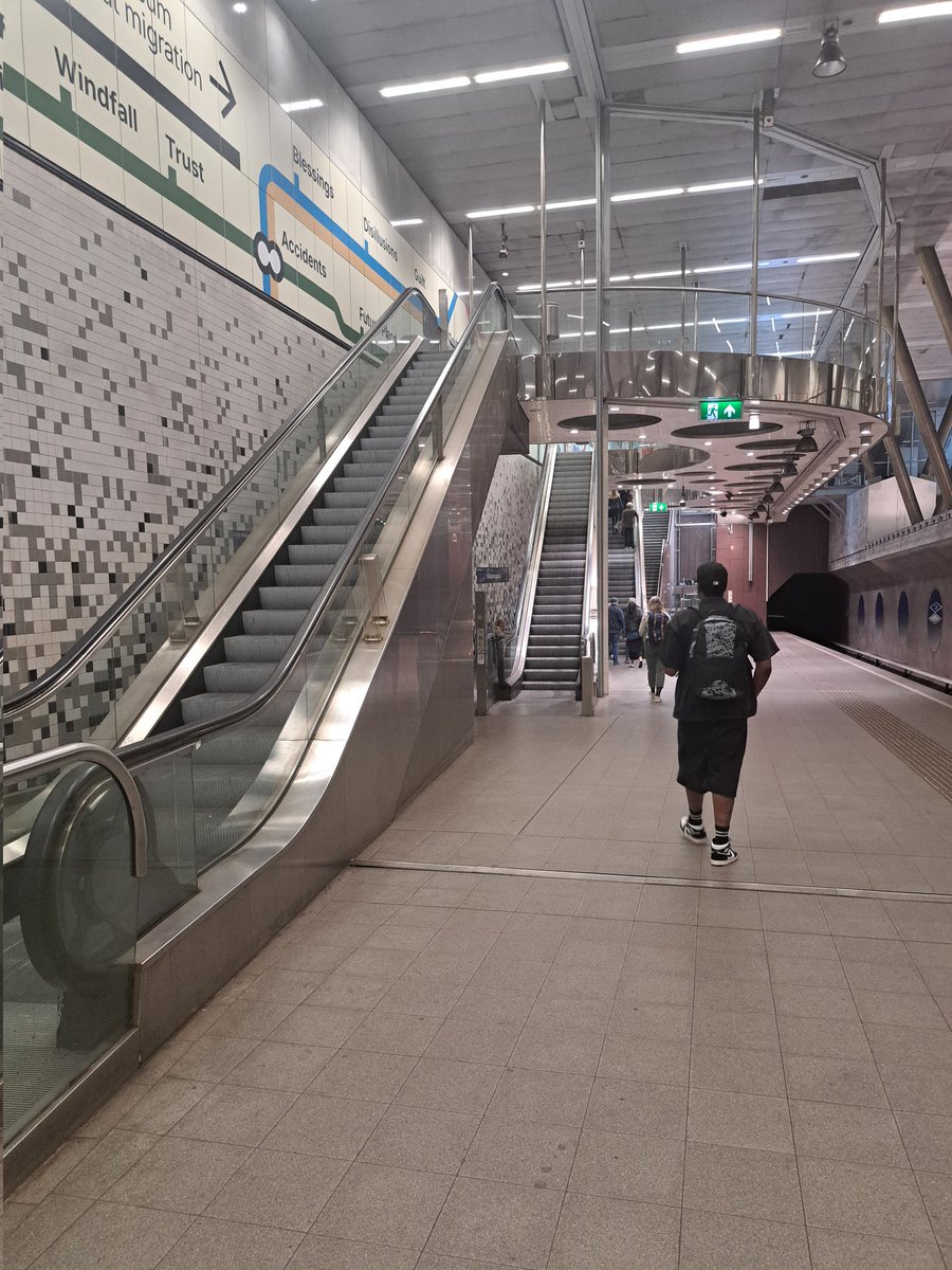 Zeg RET, is het bekend dat roltrappen station Wilhelminaplein al dagen niet werken? Ja? Doe er dan wat aan aub. #RET