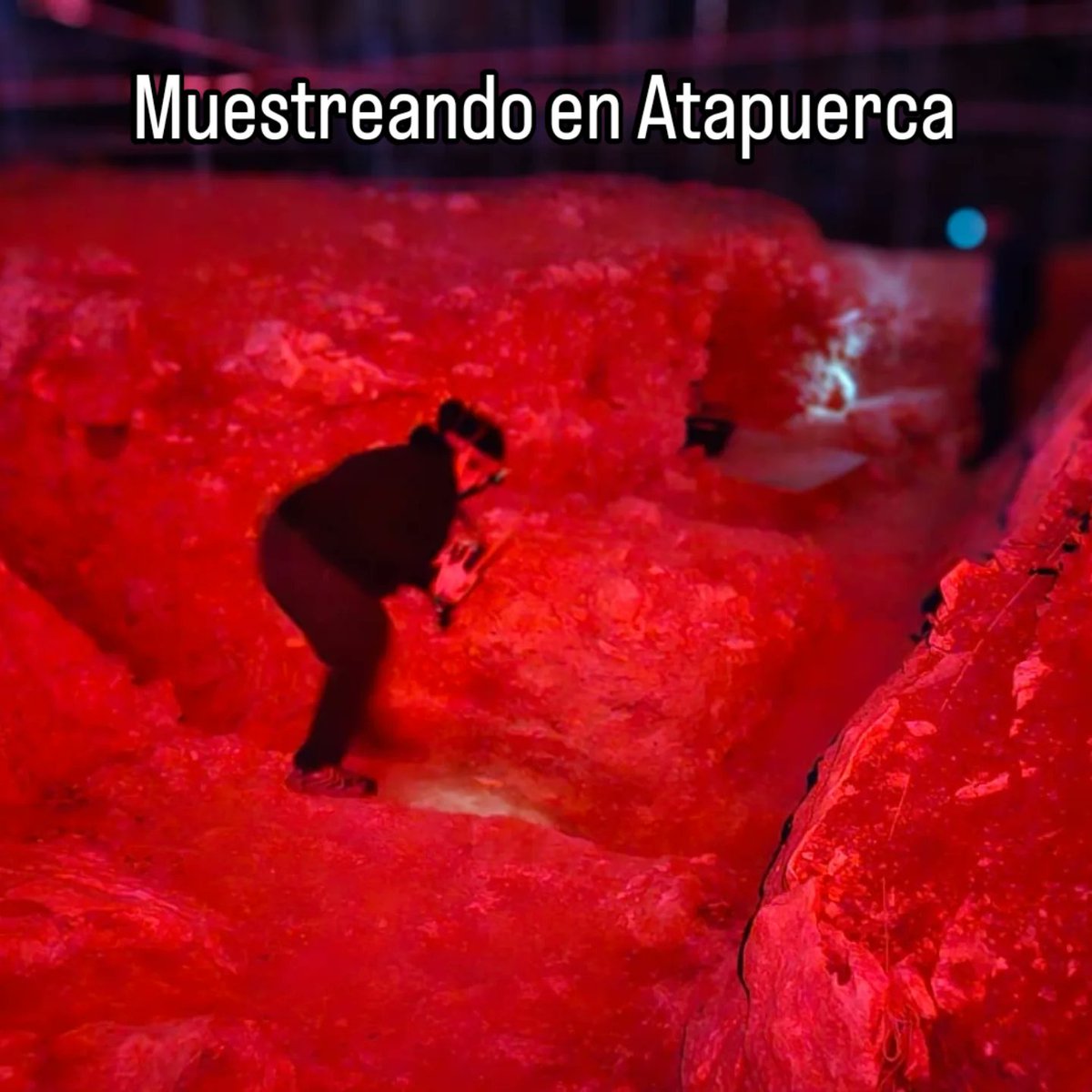 CENIEH's tweet image. Muestreo de OSL en el yacimiento de Penal durante la noche para evitar la exposición a la luz solar, con Alicia Medialdea, Lee Arnold y Martina Demuro @CENIEH_Labs
#atapuerca2025 #JCyL
#ICTSNews