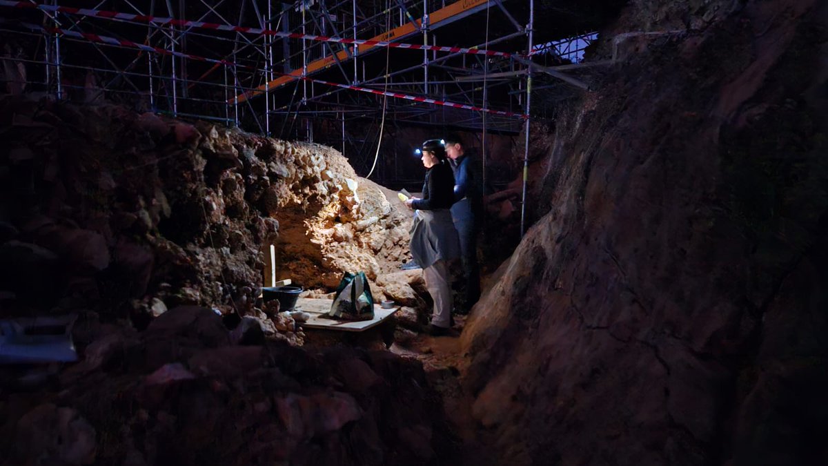 CENIEH's tweet image. Muestreo de OSL en el yacimiento de Penal durante la noche para evitar la exposición a la luz solar, con Alicia Medialdea, Lee Arnold y Martina Demuro @CENIEH_Labs
#atapuerca2025 #JCyL
#ICTSNews