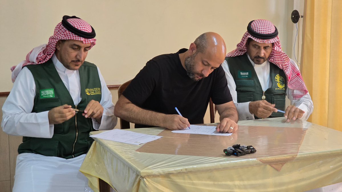 RaedAlSaleh3's tweet image. في خطوة تعكس التزامنا بتعزيز الجاهزية الوطنية لمواجهة الكوارث البيئية، تم توقيع مذكرة تفاهم بين وزارة الطوارئ وإدارة الكوارث السورية ومركز الملك سلمان للإغاثة والأعمال الإنسانية @KSRelief، بهدف دعم قدرات الدفاع المدني في التصدي لحرائق الغابات، تُركز الاتفاقية على رفع كفاءة…