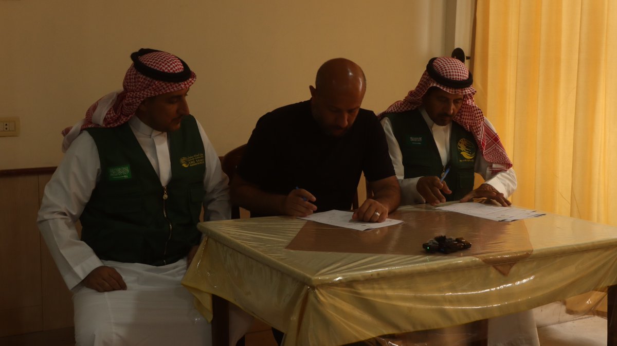 RaedAlSaleh3's tweet image. في خطوة تعكس التزامنا بتعزيز الجاهزية الوطنية لمواجهة الكوارث البيئية، تم توقيع مذكرة تفاهم بين وزارة الطوارئ وإدارة الكوارث السورية ومركز الملك سلمان للإغاثة والأعمال الإنسانية @KSRelief، بهدف دعم قدرات الدفاع المدني في التصدي لحرائق الغابات، تُركز الاتفاقية على رفع كفاءة…