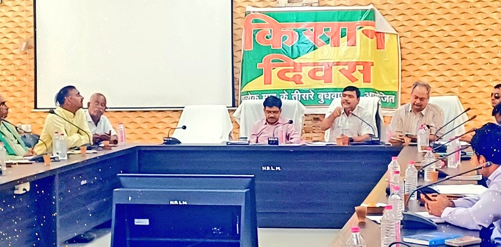 cdoamethi's tweet image. आज DT 16 जुलाई 2025 को विकास भवन सभागार में आयोजित किसान दिवस में किसान बंधुओं से कृषि के बारे में चर्चा कराते हुए उनकी समस्याओं के निस्तारण तथा सुझावों के संबंध में आवश्यक कार्यवाही करने हेतु संबंधित अधिकारियो को मौके पर ही निर्देश दिए गए।