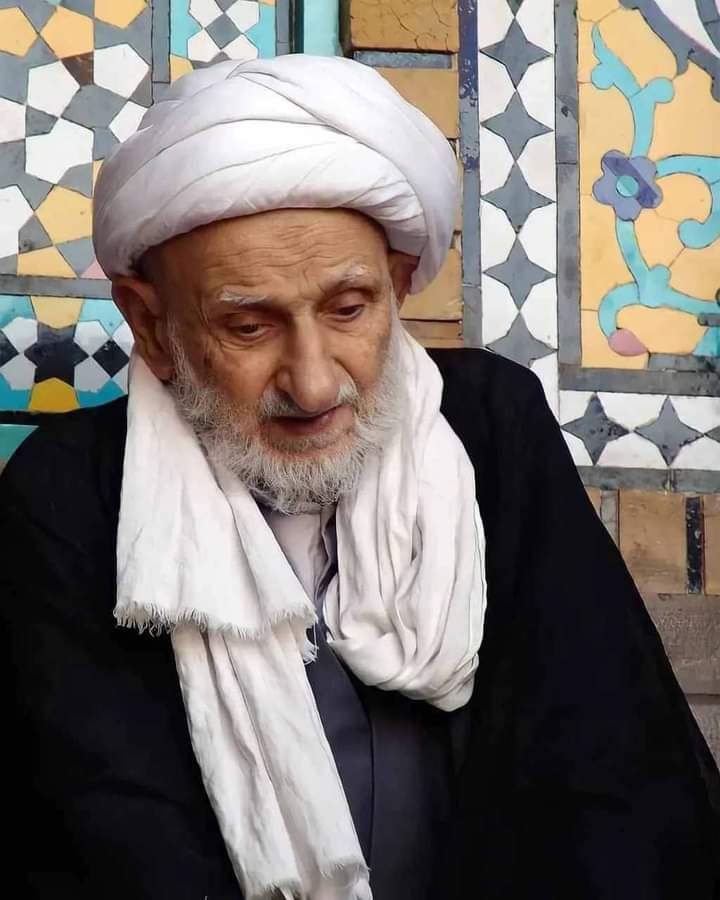 Msagheb_ir's tweet image. آیت‌ا.. بهجت شیرآب حیاط رابه‌انداز‌ه‌ی یک شیر سماور باز کرده بودند و داشتندوضو می‌گرفتند.
گفتم:آقامحرم داردمی‌آید ومن یک ماه برای تبلیغ می‌روم سفارشی کنید که آویزه گوشم کنم
آهسته گفت: «آسید محمد! سعی کن هر شبانه‌روزی یک‌مرتبه برای امام حسین علیه‌السلام گریه کنی

#روضه #روضه_خانگی