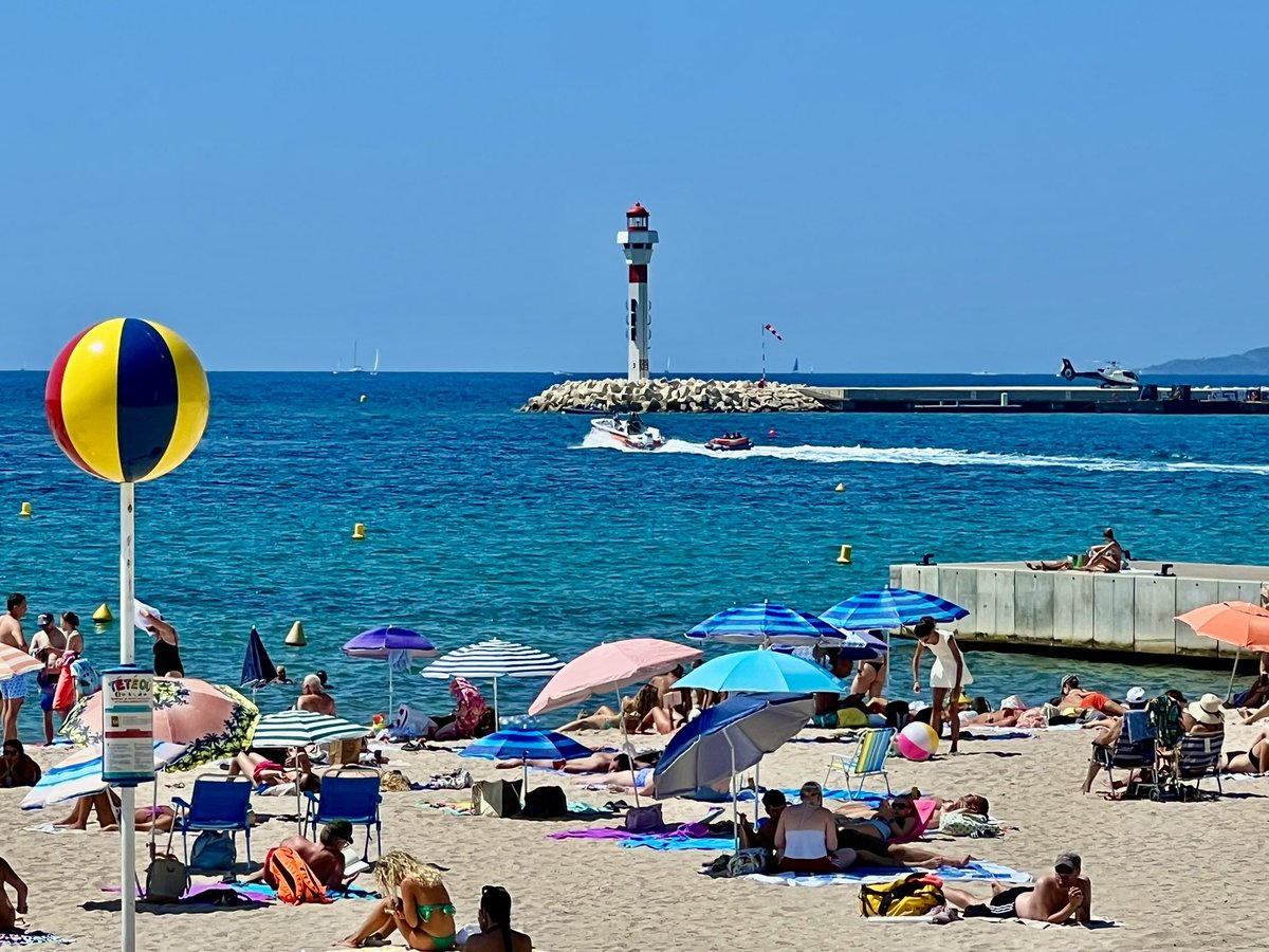 Bon mercredi à vous ☀️🫶🏻⛱️
#Cannes 🧿
