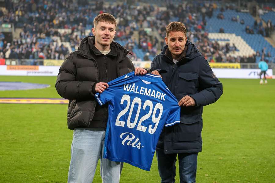 KiQus_'s tweet photo. Kłopoty Lecha Poznań - #Walemark oraz #Hakans przerwa ok 5 miesięcy, prawdopodobny powrót na okres zimowy.
Czyli co? Na szybko Kamil Jóźwiak? https://t.co/R4uptrMMMt