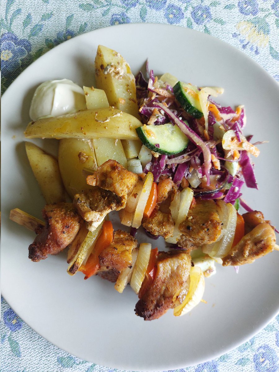 M_B_art's tweet image. #roastpork on #skewers #bacon #onion #groundpaprika #vegetableoil #salt #pepper #cumin #garlic #potatoes salad: #redcabbage #carrot #cucumber #radish #onion #boiledeggs dressing: #boiledyolks #orangejuice #salt #pepper #oliveoil #chili #ilikecooking