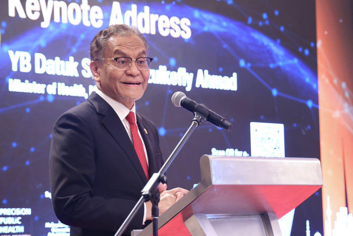 KKMPutrajaya's tweet photo. 𝐏𝐏𝐇𝐀 𝟐𝟎𝟐𝟓: 𝐌𝐀𝐋𝐀𝐘𝐒𝐈𝐀 𝐓𝐄𝐑𝐎𝐊𝐀 𝐌𝐀𝐒𝐀 𝐃𝐄𝐏𝐀𝐍 𝐊𝐄𝐒𝐈𝐇𝐀𝐓𝐀𝐍 𝐀𝐖𝐀𝐌 𝐁𝐄𝐑𝐏𝐀𝐍𝐃𝐔𝐊𝐀𝐍 𝐃𝐀𝐓𝐀! 🧬📊

"𝑷𝒆𝒓𝒂𝒏𝒄𝒂𝒏𝒈𝒂𝒏 𝒌𝒆𝒔𝒊𝒉𝒂𝒕𝒂𝒏 𝒕𝒊𝒅𝒂𝒌 𝒍𝒂𝒈𝒊 𝒃𝒐𝒍𝒆𝒉 𝒃𝒆𝒓𝒈𝒂𝒏𝒕𝒖𝒏𝒈 𝒌𝒆𝒑𝒂𝒅𝒂 𝒈𝒂𝒎𝒃𝒂𝒓𝒂𝒏 𝒖𝒎𝒖𝒎. 𝑲𝒊𝒕𝒂 𝒎𝒆𝒔𝒕𝒊 𝒎𝒆𝒎𝒂𝒏𝒇𝒂𝒂𝒕𝒌𝒂𝒏 𝒌𝒆𝒌𝒖𝒂𝒕𝒂𝒏 𝒅𝒂𝒕𝒂 𝒚𝒂𝒏𝒈 𝒕𝒆𝒓𝒑𝒆𝒓𝒊𝒏𝒄𝒊 𝒖𝒏𝒕𝒖𝒌 𝒎𝒆𝒏𝒋𝒂𝒏𝒈𝒌𝒂 𝒂𝒏𝒄𝒂𝒎𝒂𝒏 𝒅𝒂𝒏 𝒎𝒆𝒎𝒑𝒆𝒓𝒊𝒃𝒂𝒅𝒊𝒌𝒂𝒏 𝒑𝒆𝒏𝒋𝒂𝒈𝒂𝒂𝒏 𝒌𝒆𝒔𝒊𝒉𝒂𝒕𝒂𝒏." – 𝒀𝑩𝑴𝑲 

Malaysia 🇲🇾 mengorak langkah penting dalam transformasi kesihatan serantau 🌏 dengan penganjuran Persidangan 𝑷𝒓𝒆𝒄𝒊𝒔𝒊𝒐𝒏 𝑷𝒖𝒃𝒍𝒊𝒄 𝑯𝒆𝒂𝒍𝒕𝒉 𝑨𝒔𝒊𝒂 (PPHA) 2025 dirasmikan oleh YB Datuk Seri Dr. Dzulkefly Ahmad, Menteri Kesihatan di Hilton Petaling Jaya.

Persidangan ini menghimpunkan lebih 500 delegasi dari seluruh rantau, 8 pempamer teknologi dan pemimpin kesihatan yang berkongsi aspirasi untuk membina sistem kesihatan berasaskan data, bersifat peribadi dan berpusatkan rakyat. 

📌 Sorotan Utama:

1️⃣ Kerjasama Strategik KKM–Google 🤝🏻📱
KKM dan Google kini meneroka penggunaan Kecerdasan Buatan (AI) 🤖 bagi menangani cabaran kesihatan utama negara. Satu langkah besar ke arah menjadikan Malaysia peneraju kesihatan digital berasaskan AI di rantau ini.

2️⃣ Reformasi Kesihatan Digital 💻🏥
✅ 156 Klinik Kesihatan dilengkapi Cloud-based Clinic Management System (CCMS) – 70% pesakit di klinik-klinik kesihatan dilayan < 30 minit; dan
✅ Fasa 1 inisiatif "1 Individu, 1 Rekod" melibatkan:
📄 5 juta preskripsi
💉 20 juta rekod vaksinasi
🦷 1 juta rekod pergigian

3️⃣ MySejahtera 📲 kini berkembang menjadi gerbang kesihatan pencegahan dan platform digital nasional.

Sebagai Pengerusi ASEAN 2025, Malaysia komited untuk memacu kerjasama serantau dalam tadbir urus data kesihatan, penggunaan AI yang beretika dan pembinaan kapasiti digital merentasi sempadan.

#KKMPrihatin #SihatBersama #MalaysiaSihat #MalaysiaMADANI #MADANIBekerja